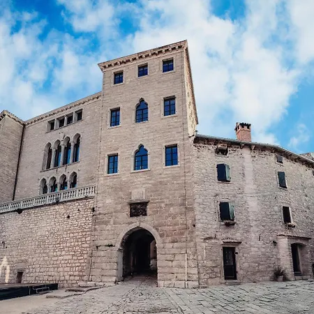 Mon Perin Castrum - Valentina *